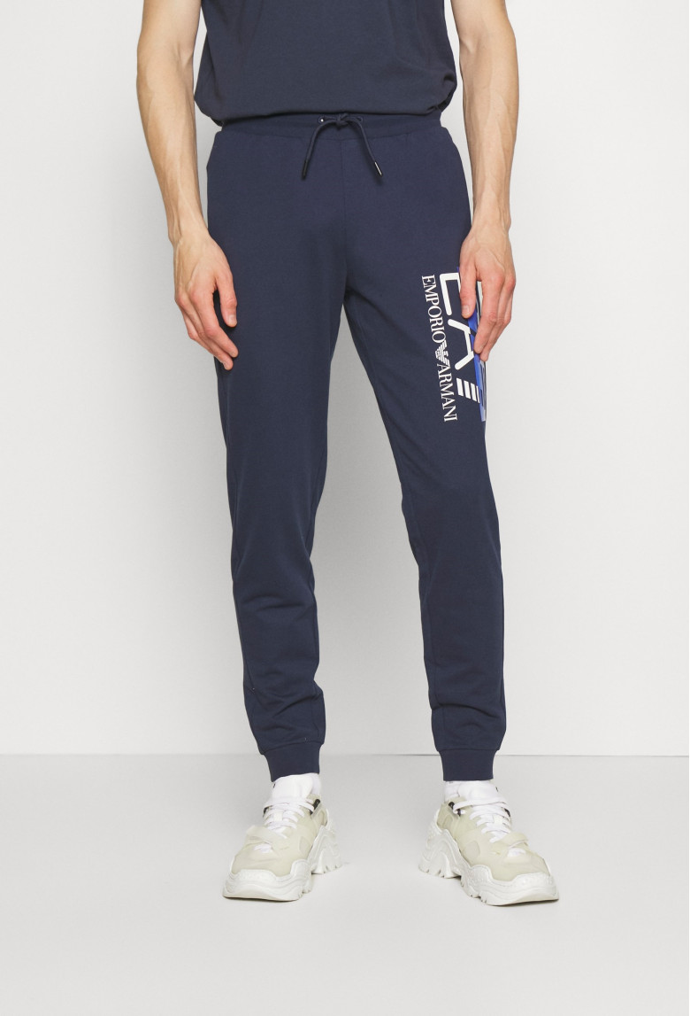 Спортивные брюки Regular Fit: классический крой, средняя свобода движений. Высокая
