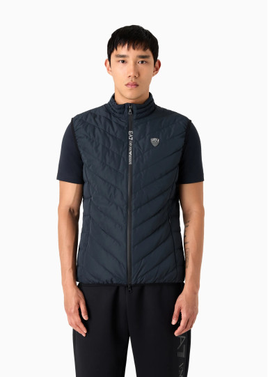Жилет Regular Fit: классический крой, средняя свобода движений.