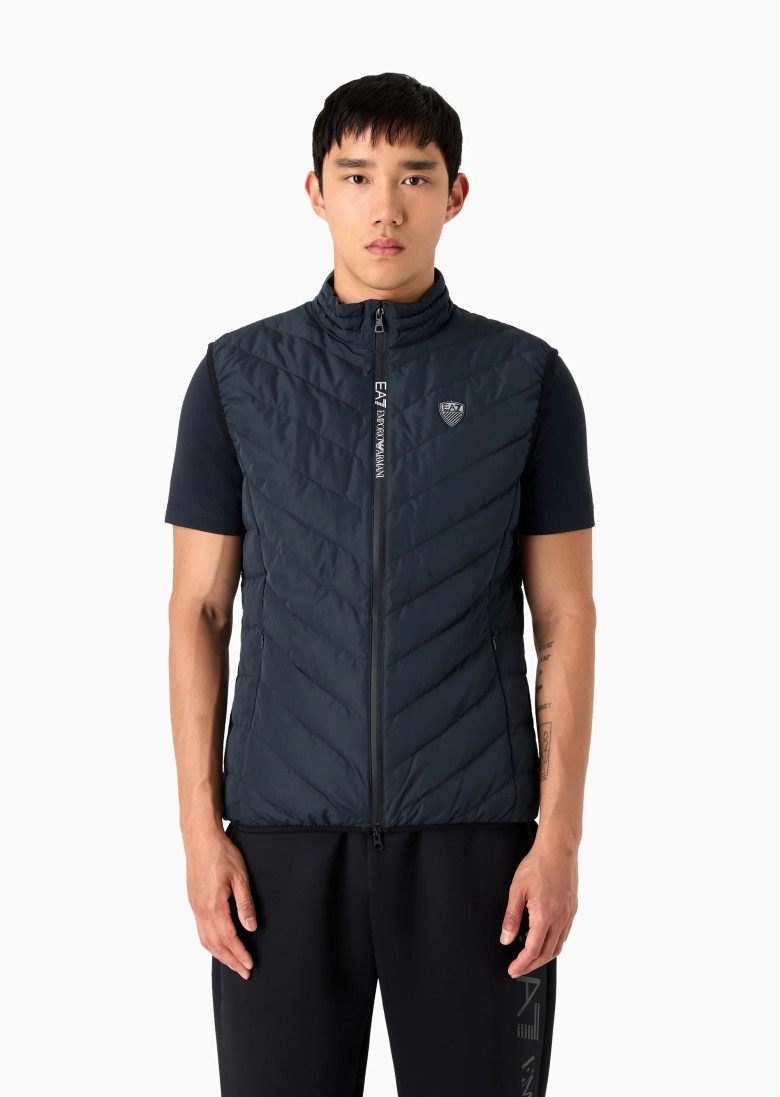Жилет Regular Fit: классический крой, средняя свобода движений.