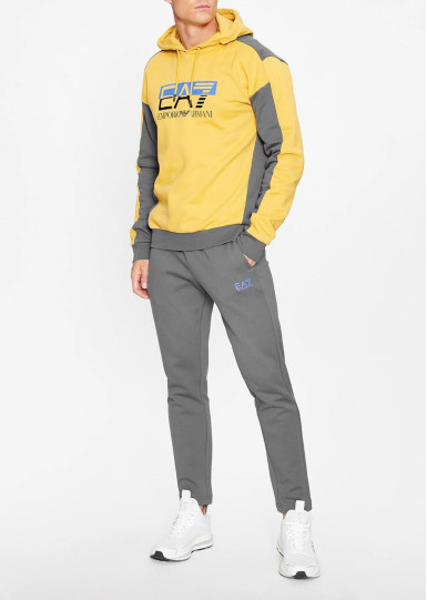 Спортивний костюм Regular Fit: класичний крій, середня свобода рухів. Середня