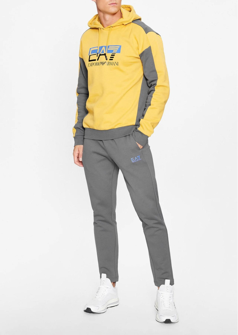 Спортивний костюм Regular Fit: класичний крій, середня свобода рухів. Середня