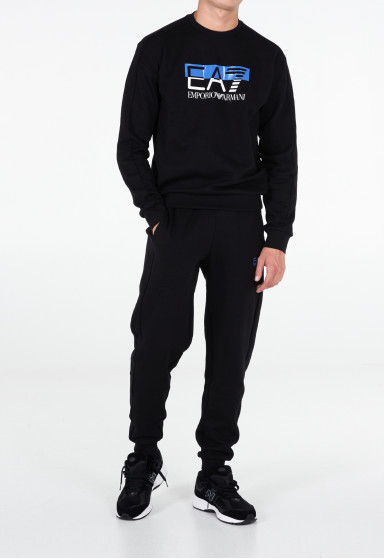 Спортивный костюм Regular Fit: классический крой, средняя свобода движений. Средняя