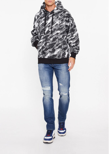 Джинси Slim Slim Fit: приталений силует, але не надто вузький. Середня