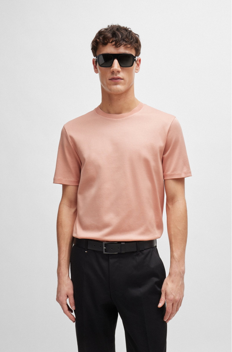 Футболка Regular Fit: классический крой, средняя свобода движений.