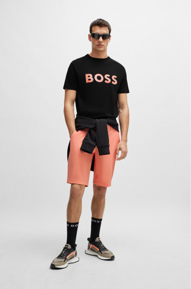 Футболка Regular Fit: классический крой, средняя свобода движений.