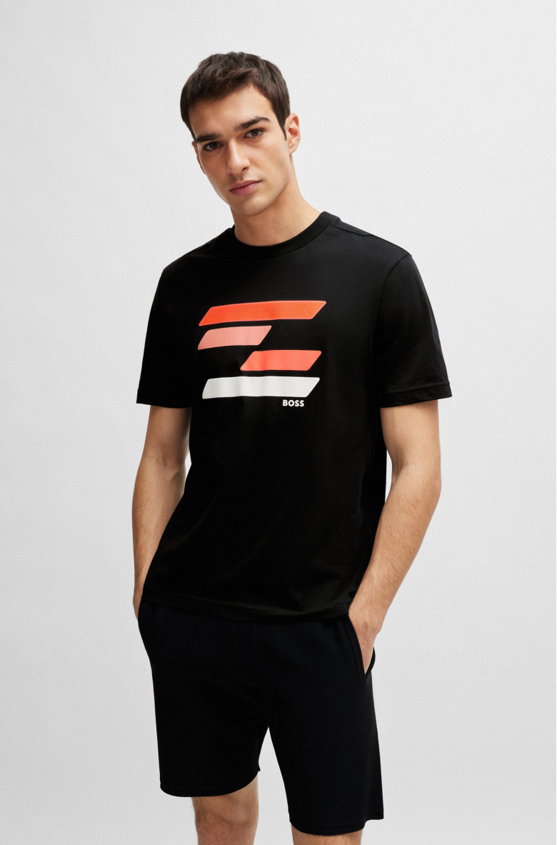 Футболка Regular Fit: классический крой, средняя свобода движений.