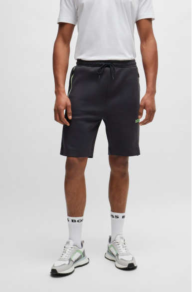 Шорты Regular Fit: классический крой, средняя свобода движений. Высокая