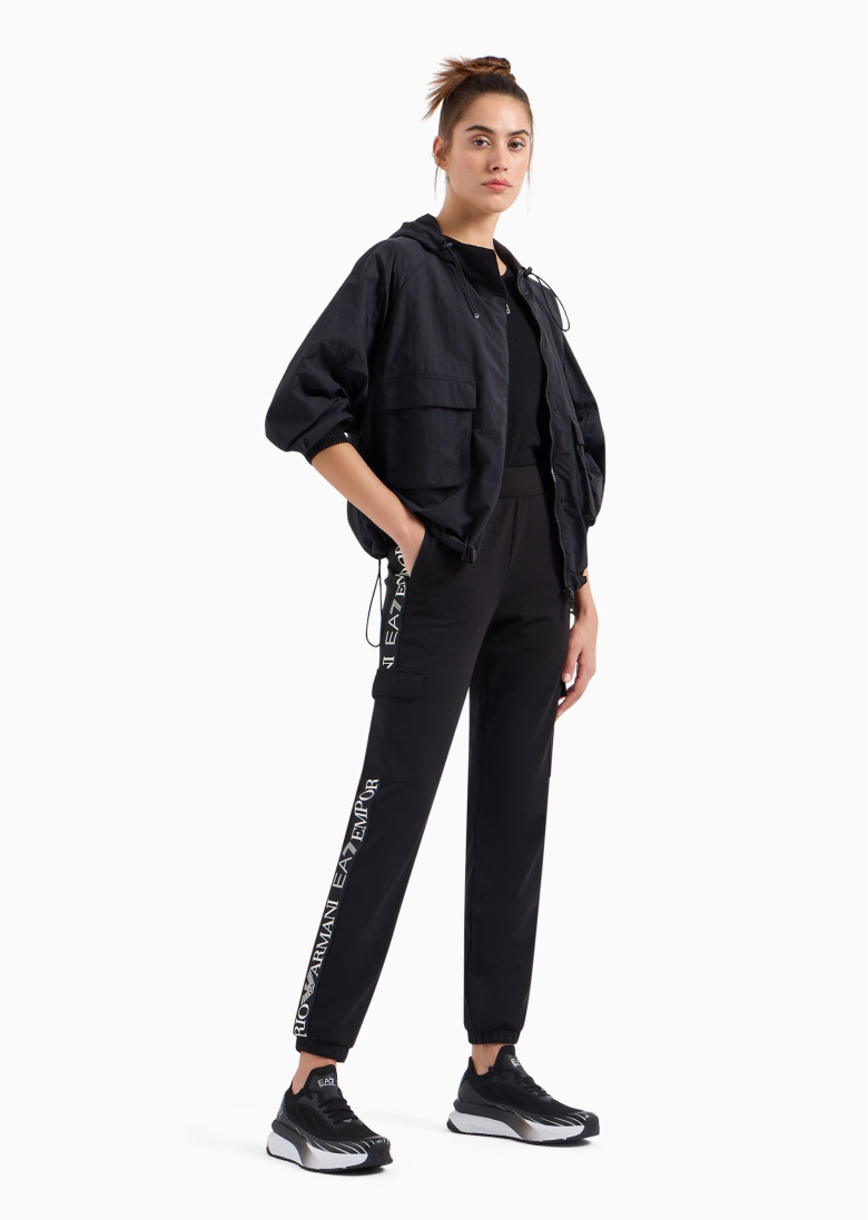 Спортивні брюки Slim Fit: приталений силует, але не надто вузький. Середня