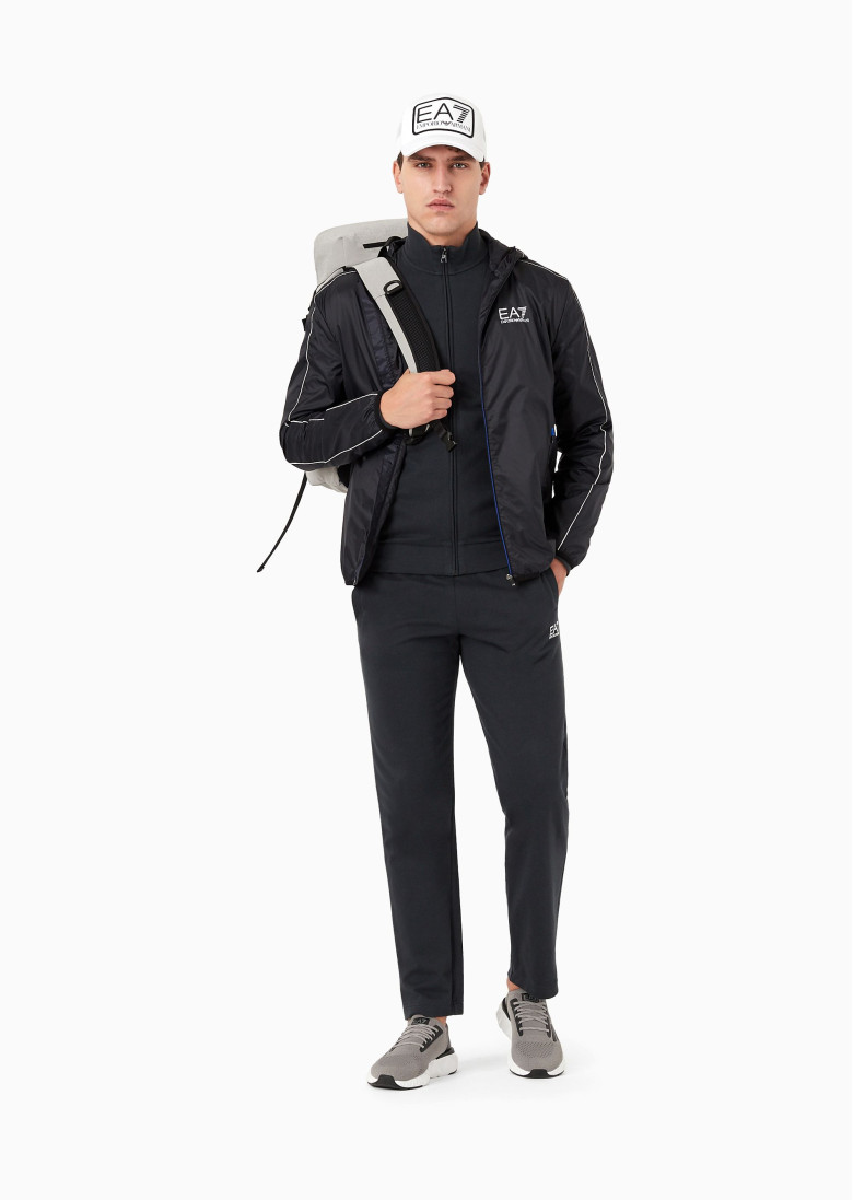 Спортивні брюки Regular Fit: класичний крій, середня свобода рухів.