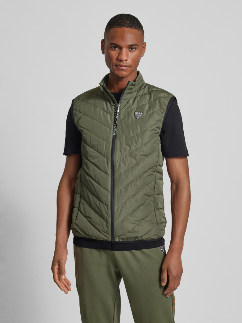 Жилет Regular Fit: класичний крій, середня свобода рухів.