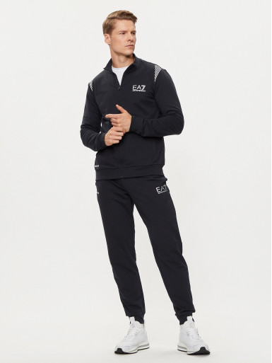 Спортивный костюм Regular Fit: классический крой, средняя свобода движений.