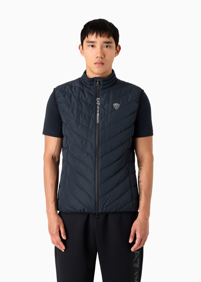 Жилет Regular Fit: класичний крій, середня свобода рухів.