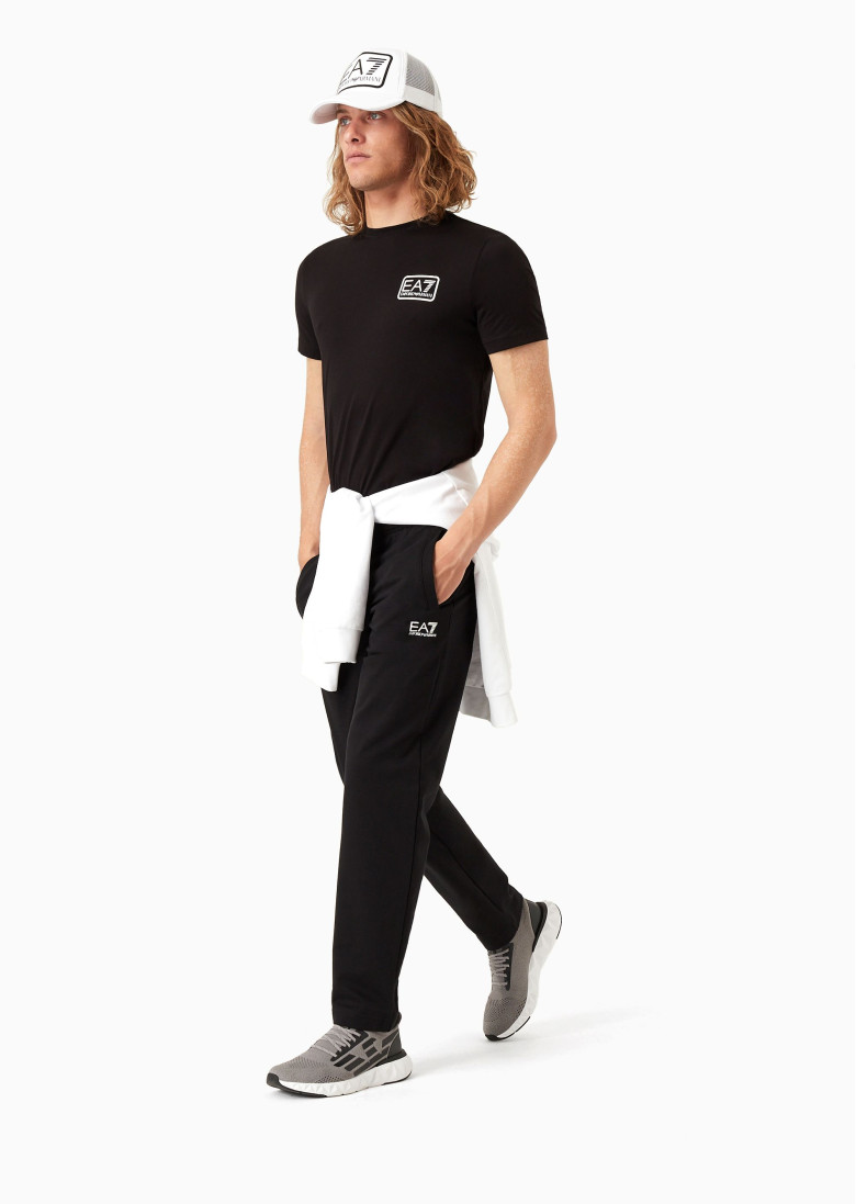 Спортивні брюки Regular Fit: класичний крій, середня свобода рухів.