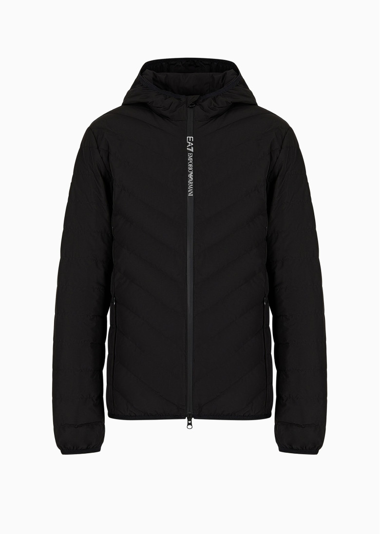 Пуховик тонкий Slim Fit: приталений силует, але не надто вузький.