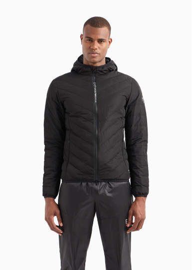 Пуховик тонкий Slim Fit: приталенный силуэт, но не слишком узкий.