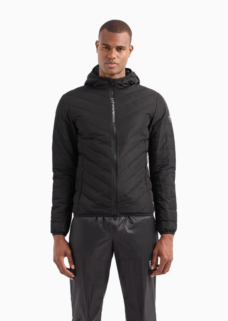 Пуховик тонкий Slim Fit: приталений силует, але не надто вузький.
