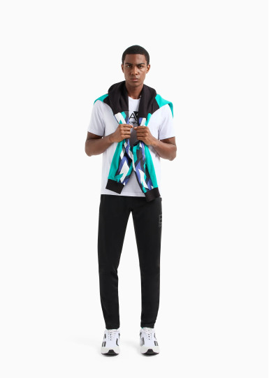 Спортивные брюки Regular Fit: классический крой, средняя свобода движений.