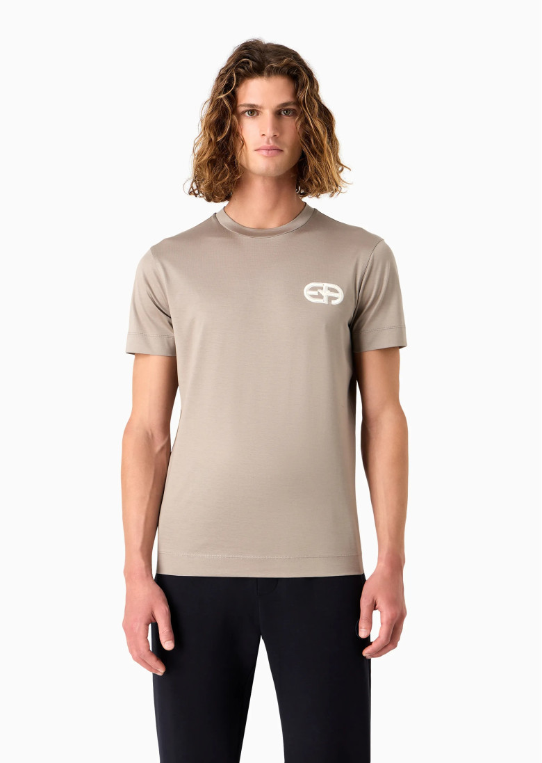 Футболка Regular Fit: классический крой, средняя свобода движений.