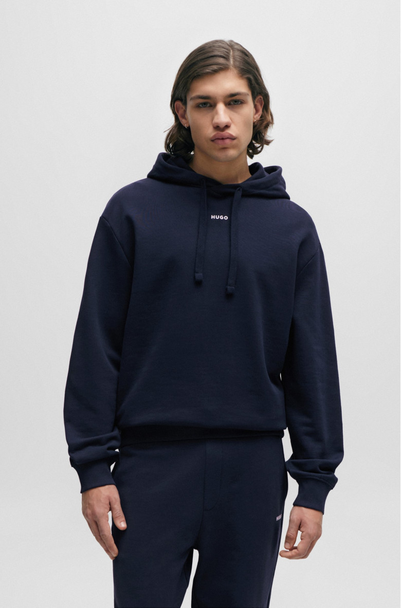 Худи Regular Fit: классический крой, средняя свобода движений.