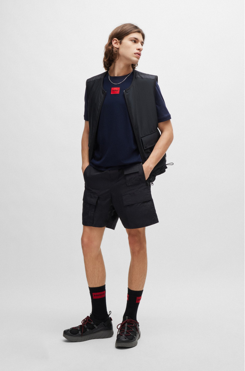 Футболка Regular Fit: классический крой, средняя свобода движений.