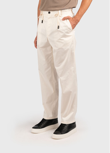 Брюки повсякденні Slim Fit: приталений силует, але не надто вузький. Висока