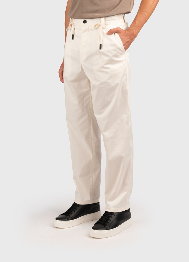 Брюки повсякденні Slim Fit: приталений силует, але не надто вузький. Висока