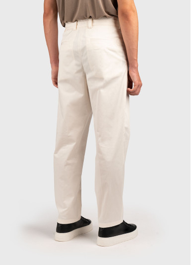 Брюки повсякденні Slim Fit: приталений силует, але не надто вузький. Висока