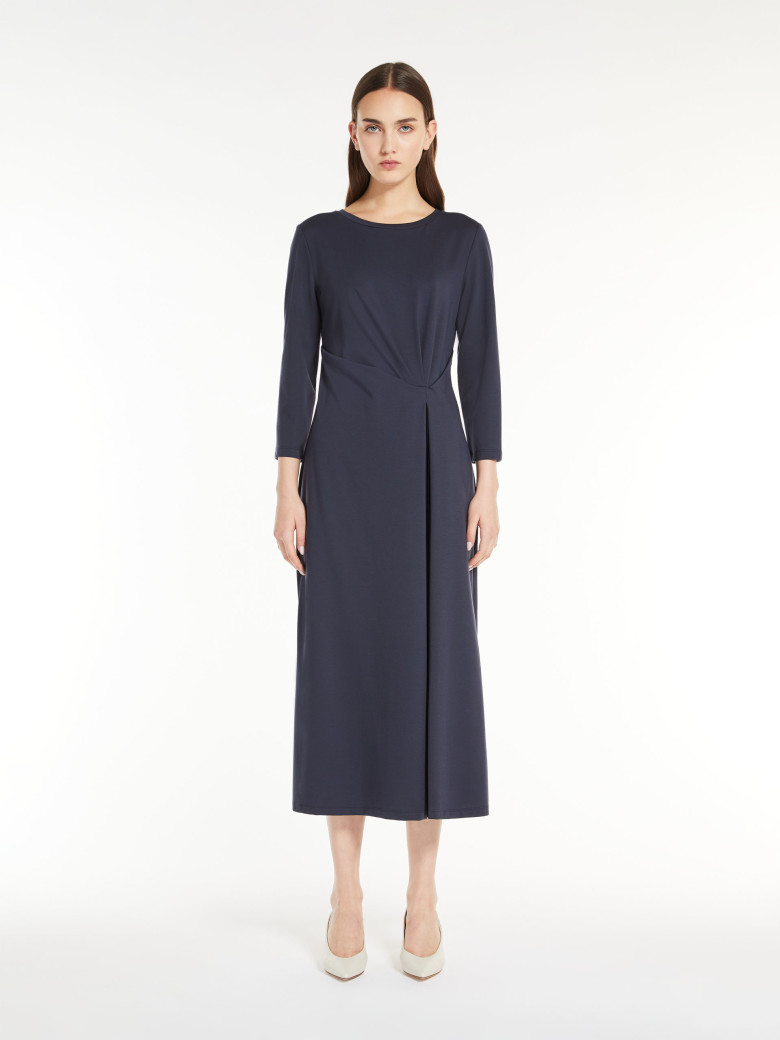 Сукні максі Slim Fit: приталений силует, але не надто вузький.