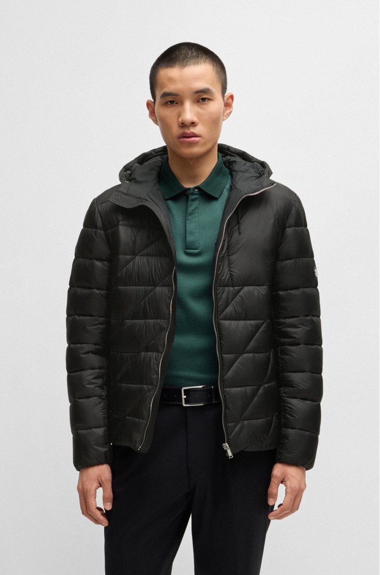 Куртка Regular Fit: класичний крій, середня свобода рухів.