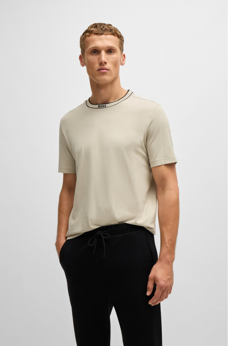 Футболка Regular Fit: классический крой, средняя свобода движений.