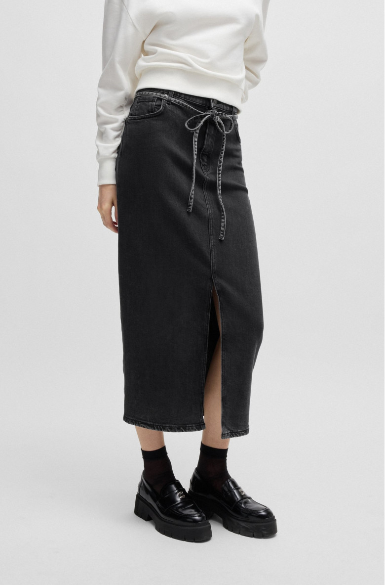 Спідниця максі Slim Fit: приталений силует, але не надто вузький.