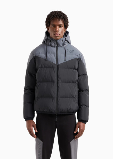 Куртка Relaxed Fit: свободный крой для максимального комфорта.