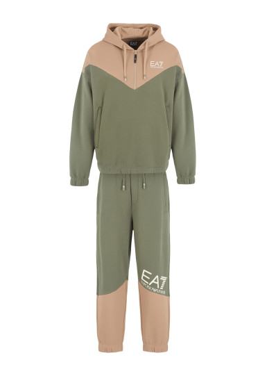 Спортивный костюм Regular Fit: классический крой, средняя свобода движений.