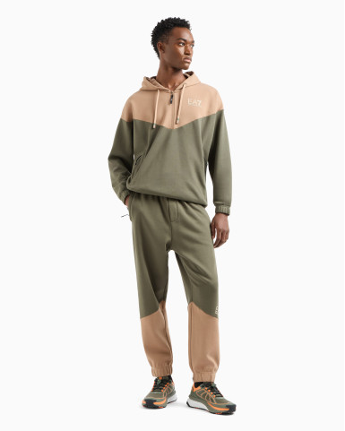 Спортивный костюм Regular Fit: классический крой, средняя свобода движений.