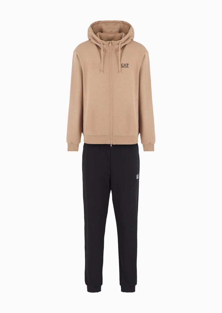 Спортивний костюм Regular Fit: класичний крій, середня свобода рухів.