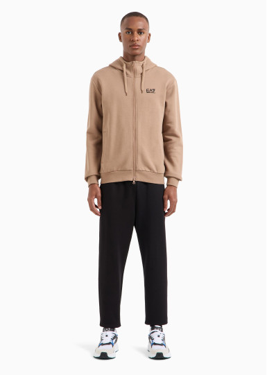 Спортивный костюм Regular Fit: классический крой, средняя свобода движений.