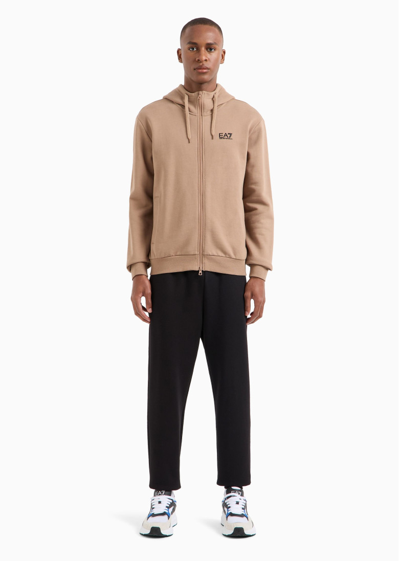 Спортивний костюм Regular Fit: класичний крій, середня свобода рухів.