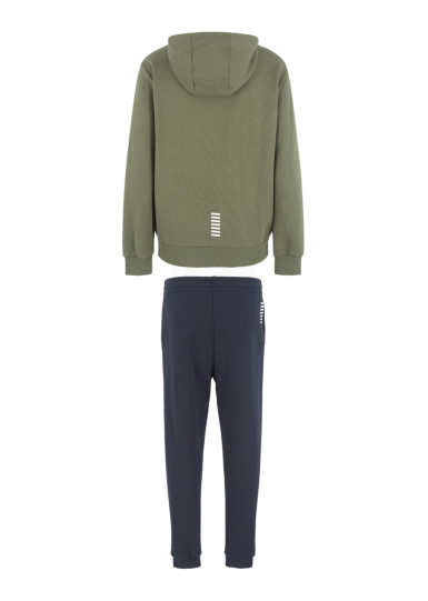 Спортивный костюм Regular Fit: классический крой, средняя свобода движений.