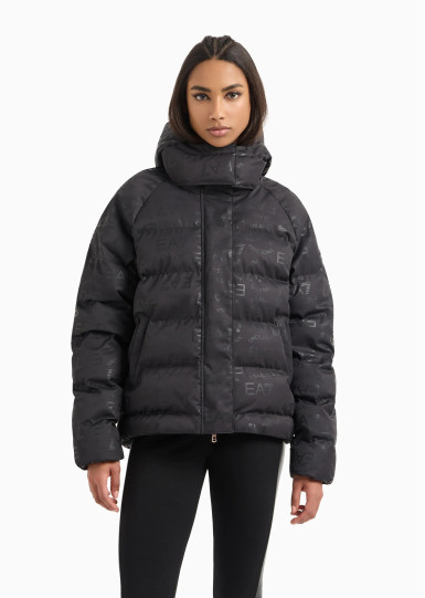 Куртка Regular Fit: классический крой, средняя свобода движений.