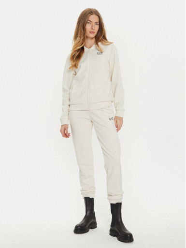 Спортивный костюм Regular Fit: классический крой, средняя свобода движений.