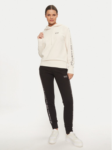Спортивный костюм Regular Fit: классический крой, средняя свобода движений.