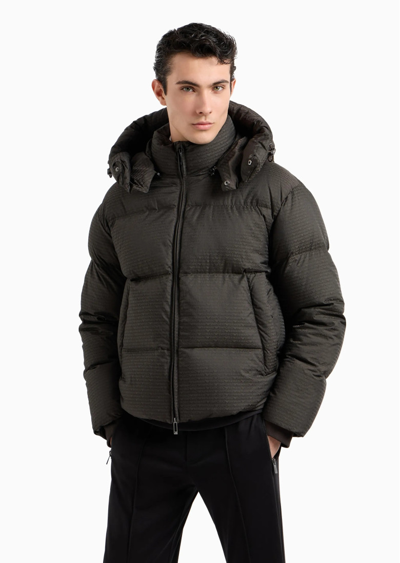 Пуховик Regular Fit: класичний крій, середня свобода рухів.