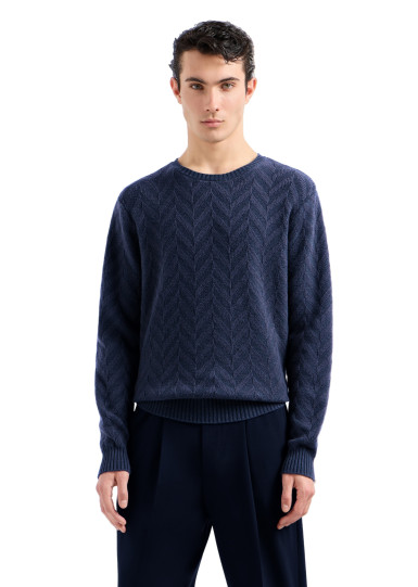 Джемпер Regular Fit: класичний крій, середня свобода рухів.