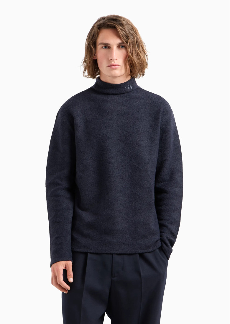 Джемпер Regular Fit: класичний крій, середня свобода рухів.