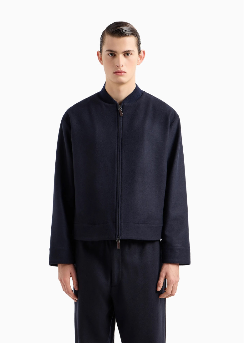 Куртка Regular Fit: класичний крій, середня свобода рухів.