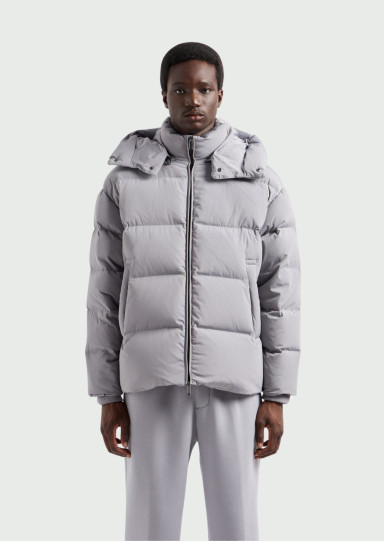 Пуховик Relaxed Fit: вільний крій для максимального комфорту.