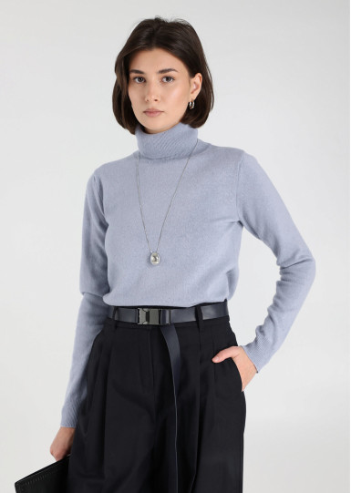 Светр Slim Fit: приталений силует, але не надто вузький.