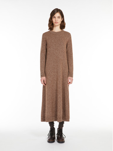 Платья макси Regular Fit: классический крой, средняя свобода движений.