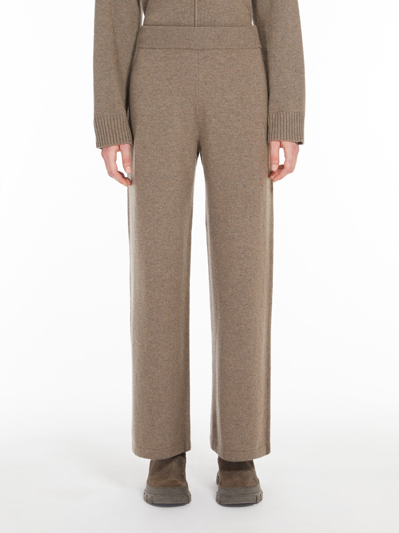 Брюки джерси Regular Fit: классический крой, средняя свобода движений. Средняя