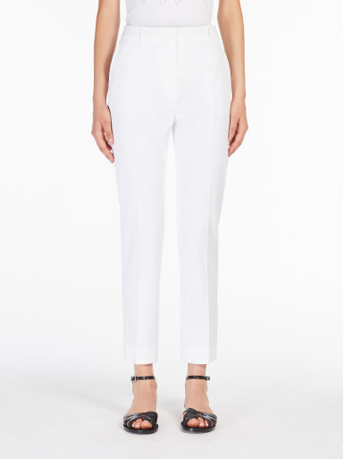 Брюки класичні Slim Fit: приталений силует, але не надто вузький. Середня